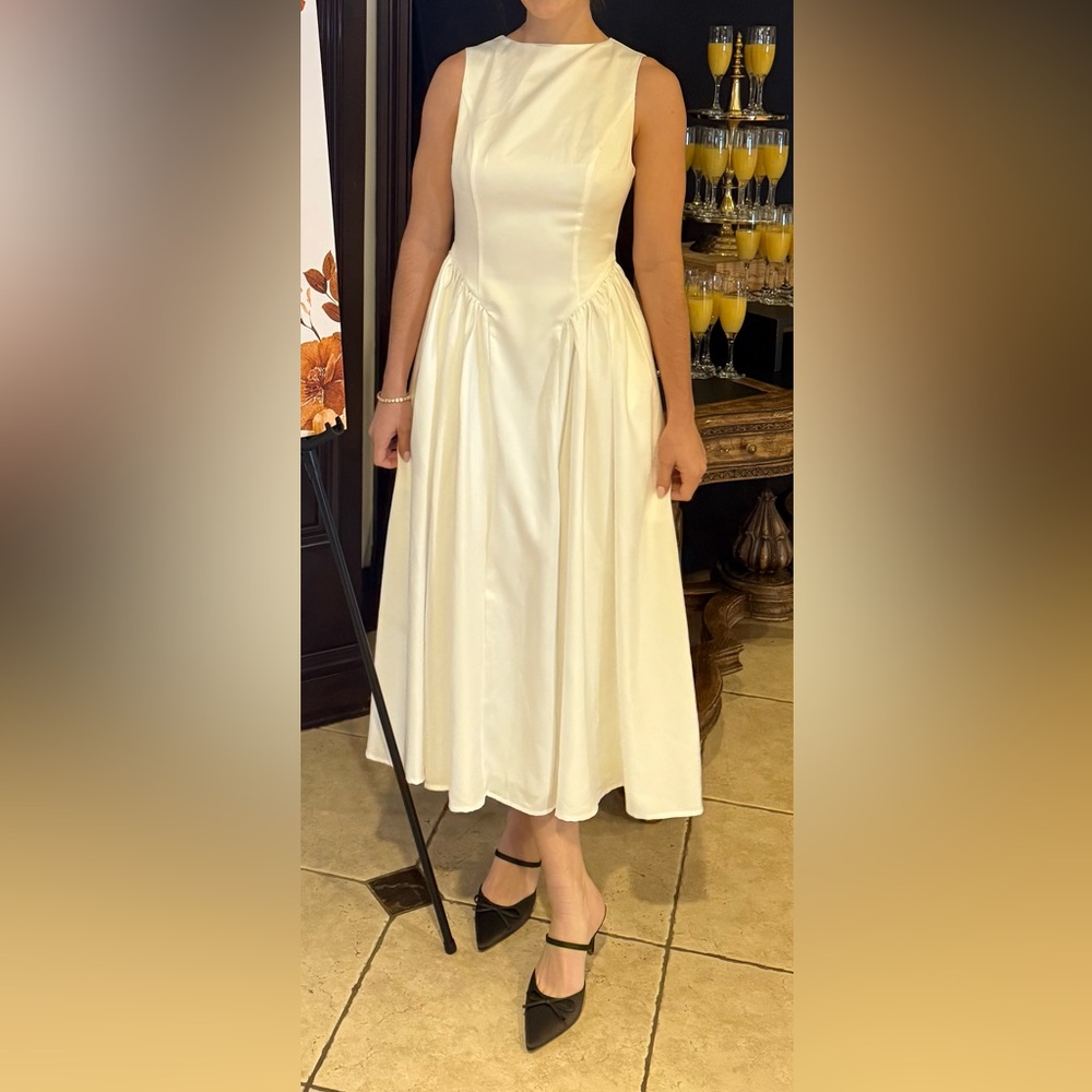 Six Stories - PENELOPE
Bow Back Dropped Waist Midi Dress - White